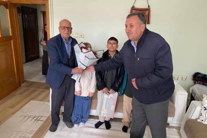 Diyarbakır’da öğrenciler, emekli öğretmenleri unutmadı