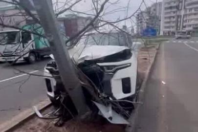 Diyarbakır’da otomobil refüje çıkıp direğe çarptı: 1 yaralı