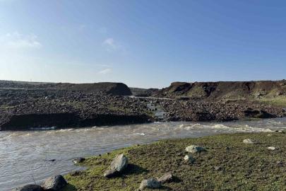 Diyarbakır’da sağanak nedeniyle sulama göleti patladı: Ekili alanlar su altında kaldı