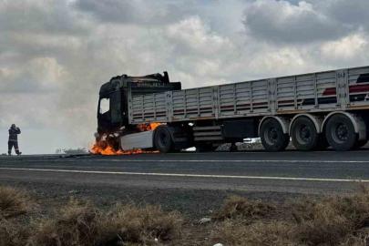 Diyarbakır’da seyir halindeki tır alev aldı