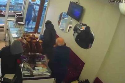 Diyarbakır’da silahla kuyumcu soygunu kamerada: Yaklaşık 1,5 kilo altın çalıp kayıplara karıştılar