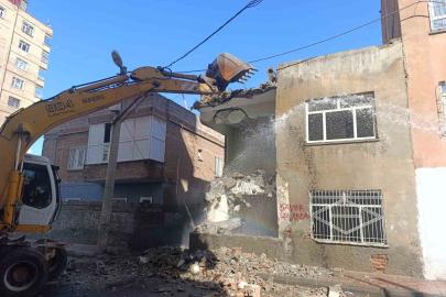 Diyarbakır’da tehlike saçan metruk yapılar yıkılıyor