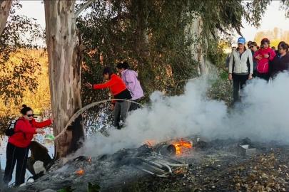 Doğaseverler kanal kenarında çıkan yangını söndürdü