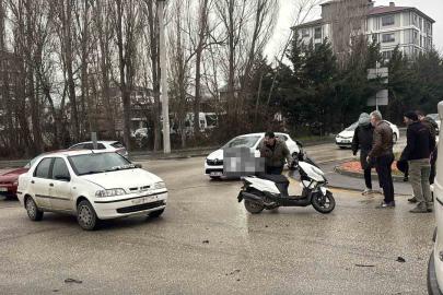 Dönel kavşakta motosiklet ile otomobil çarpıştı