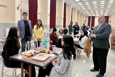 Dumlupınar Kaymakamı Teltik, iftar bereketini üniversite öğrencileriyle paylaştı