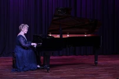 Dünyaca ünlü piyanist Gülsin Onay Denizli’de öğrencilerle buluştu