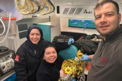 Dünyaya gözlerini ambulansta açtı