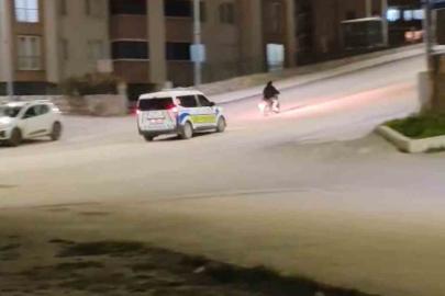 ’Dur’ ihtarına uymayan motosikletli böyle kaçtı
