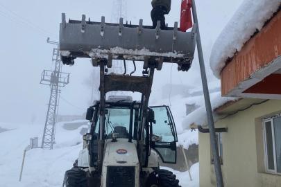 Düşen bayrağı kepçenin ağzına çıkarak yerine taktılar