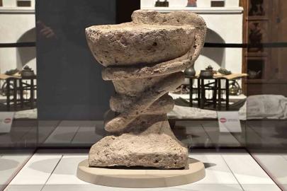 Eczacılık ve sağlığın sembolü sayılan 791 yıllık kadehe sarılı yılan heykeli bu müzede sergileniyor