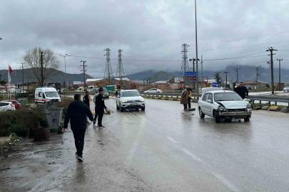 Eğirdir’de otomobil bariyerlere çarptı: 1 yaralı