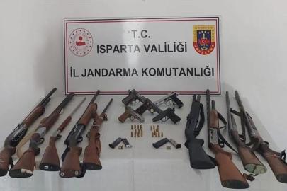 Eğirdir’de ruhsatsız silah operasyonu: 5 şüpheli gözaltına alındı