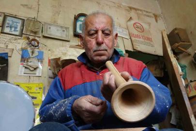 Eğlencelerin simgesi zurnayı 55 yıldır ağaçlara şekil vererek üretiyor