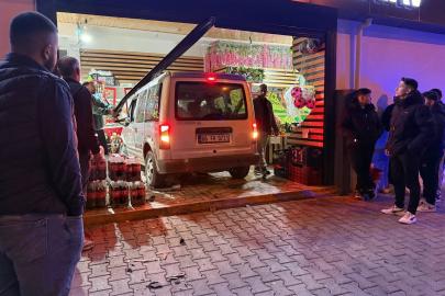 Ehliyetsiz sürücü önce kaza yaptı, ardından markete girdi