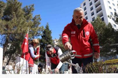Elazığ’da bayram öncesi, şehitlikler temizlendi