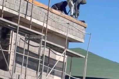 Elazığ’da işçilerin çatıda tehlikeli çalışması