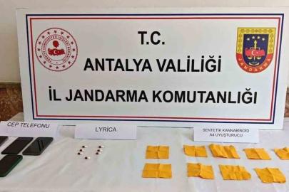Elmalı’da durdurulan araçtan 4 bin kullanımlık uyuşturucu madde ele geçirildi
