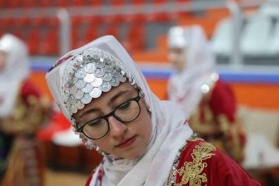 En güzel halk oyununu oynamak için ter döktüler