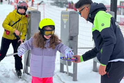 Erciyes’te kayak tutkunlarına bayram şekeri ikram edildi