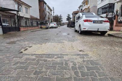 Ertuğrulgazi Mahalledeki bozuk yollar sürücülere zorluk yaşatıyor