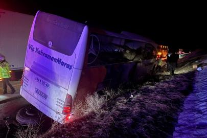 Erzincan’da kontrolden çıkan yolcu otobüsü bariyerlere çarptı