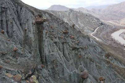 Erzincan’da peri bacalarını andıran doğal oluşumlar ilgi görüyor