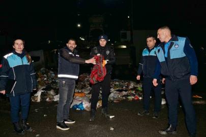 Esenyurt’ta çöpten servet çıktı: 1 milyon 200 bin TL’lik altın sahibine teslim edildi