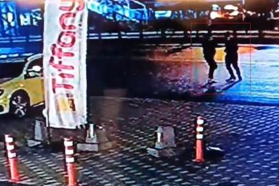 Eşiyle yürüdüğü sırada tanımadığı kişi tarafından bıçaklandı