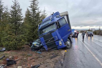 Eskişehir’de kontrolden çıkan tır otomobili altına aldı: 1 ölü, 1’i ağır 2 yaralı