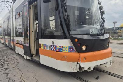 Eskişehir’de otomobille tramvay çarpıştı: 2 yaralı