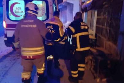 Ev yangınında dumandan etkilenen 2 kişi hastanelik oldu