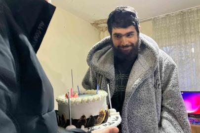 Evden çıkmayan telefon bağımlısı genç 25. yaşına bilgisayar başında girdi