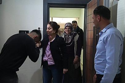 ’Evsizlik kötü’ diyen depremzede, bayramını ailesiyle TOKİ’deki yuvasında geçirdi