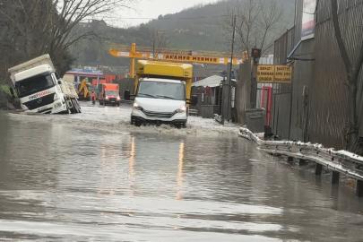 Eyüpsultan’da hafriyat kamyonu göle dönen yolda yan yattı
