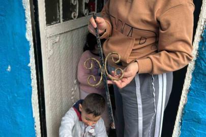 Fatih’te bina çökmesinde patlamanın etkisiyle demir parçaları evlere isabet etti