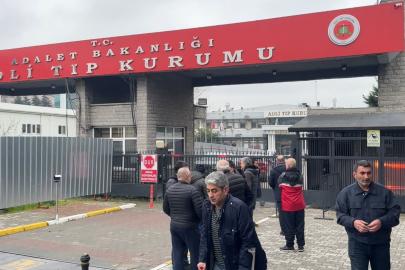 Fatih’te çöken binada hayatını kaybeden yaşlı kadının cenazesi Adli Tıp Kurumundan alındı