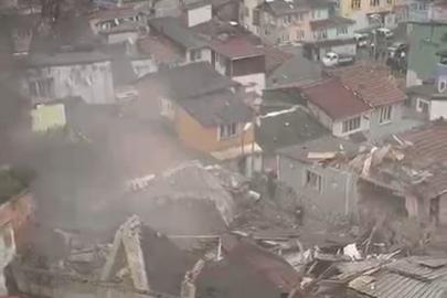 Fatih’te çöken binadan dumanların yükseldiği anlar kameraya yansıdı