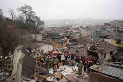 Fatih’te çöken binalarda enkaz altında kalanları kurtarılma çalışması devam ediyor