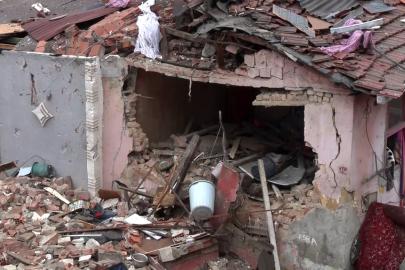 Fatih’te çöken binaların ardından çevrede hasar tespit çalışması başlatıldı