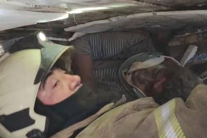 Fatih’te çöken binanın altında kalanların çıkarılma anı kamerada