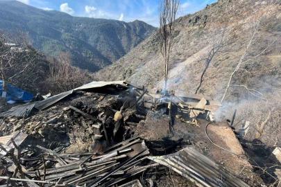 Feke’de müstakil ev yangında kullanılamaz hale geldi