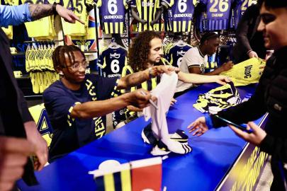 Fenerbahçeli futbolcular Guendouzi, Nene ve Cherif, taraftarlarla buluştu