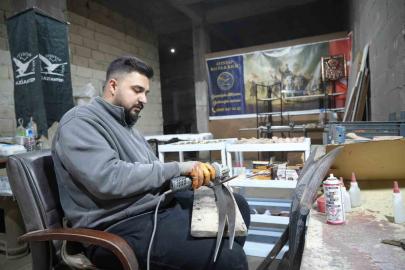 Filmlerden esinlenen genç, ata mesleği olan kılıç ustalığını sürdürüyor