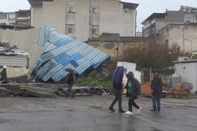 Fırtına direkleri devirdi, 2 araç zarar gördü