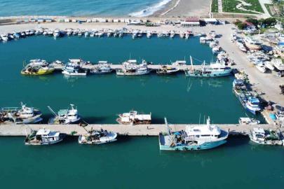 Fırtınalı Akdeniz, balıkçıları barınağa hapsetti