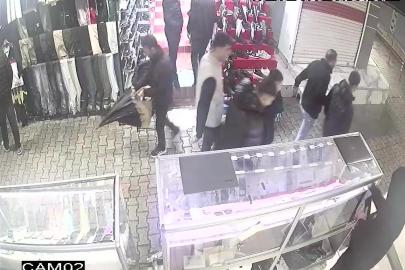 Fiyat sorma bahanesiyle girdi cep telefonu çaldı: "Hoşuma gitti" savunması yaptı