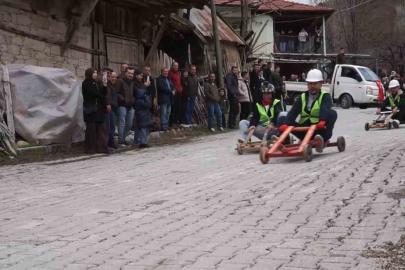 Fren yok, heyecan çok, geleneksel tahta araba yarışı bu yılda nefesleri kesti