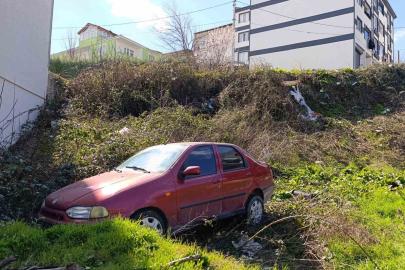 Freni boşalan otomobil şarampole uçtu: Baba ve oğlu yaralandı