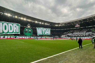 Futbolcu olamadılar ama tribünleri pankartlarıyla renklendiriyorlar