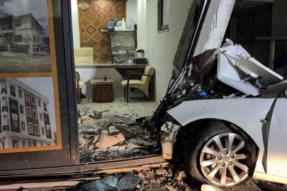 Gazipaşa’da otomobil iş yerine girdi: 3 yaralı